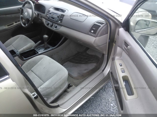 4T1BE32K52U022366 - 2002 TOYOTA CAMRY LE/XLE/SE 金色 照片 5