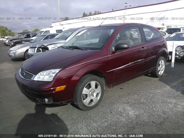 1FAFP31N87W133944 - 2007 FORD FOCUS ZX3/S/SE/SES RED photo 2