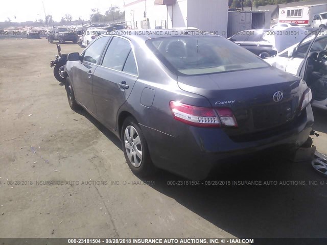4T1BF3EK5BU220325 - 2011 TOYOTA CAMRY SE/LE/XLE GRAY photo 3