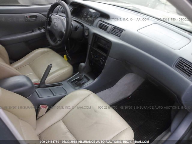 4T1BF28K3YU935148 - 2000 TOYOTA CAMRY LE/XLE GRAY photo 5