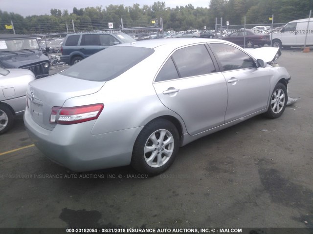 4T1BF3EK2AU008478 - 2010 TOYOTA CAMRY SE/LE/XLE ვერცხლისფერი ფოტო 4