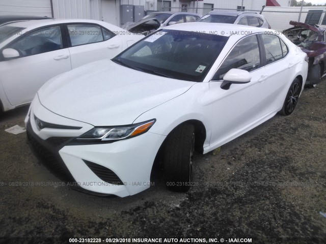 4T1B11HK4JU061357 - 2018 TOYOTA CAMRY L/LE/XLE/SE/XSE WHITE photo 2