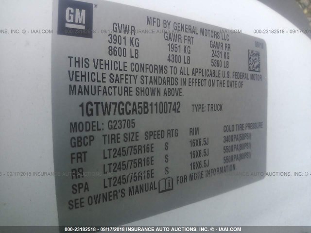 1GTW7GCA5B1100742 - 2011 GMC SAVANA G2500 WHITE photo 9