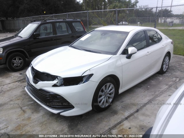 JTNB11HK5J3004557 - 2018 TOYOTA CAMRY L/LE/XLE/SE/XSE WHITE photo 2