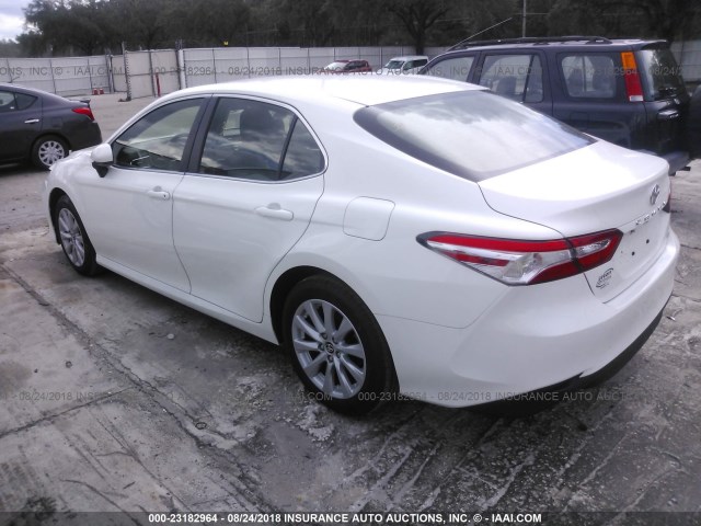 JTNB11HK5J3004557 - 2018 TOYOTA CAMRY L/LE/XLE/SE/XSE WHITE photo 3