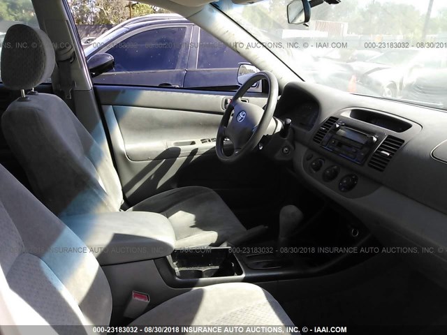 JTDBE32K820097879 - 2002 TOYOTA CAMRY LE/XLE/SE 银色 照片 5