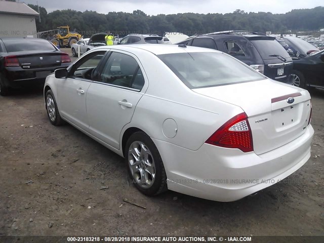 3FAHP0HG2AR123581 - 2010 FORD FUSION SE WHITE photo 3