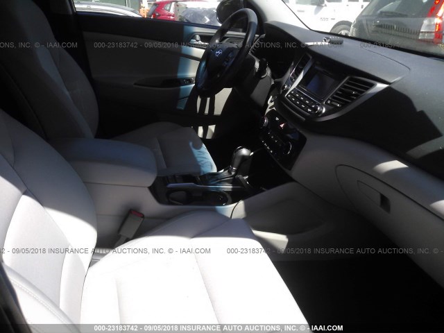 KM8J33A29HU353107 - 2017 HYUNDAI TUCSON LIMITED/SPORT AND ECO/SE GRAY photo 5