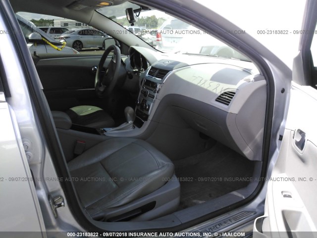 1G1ZC5EB8AF169129 - 2010 CHEVROLET MALIBU 1LT ვერცხლისფერი ფოტო 5