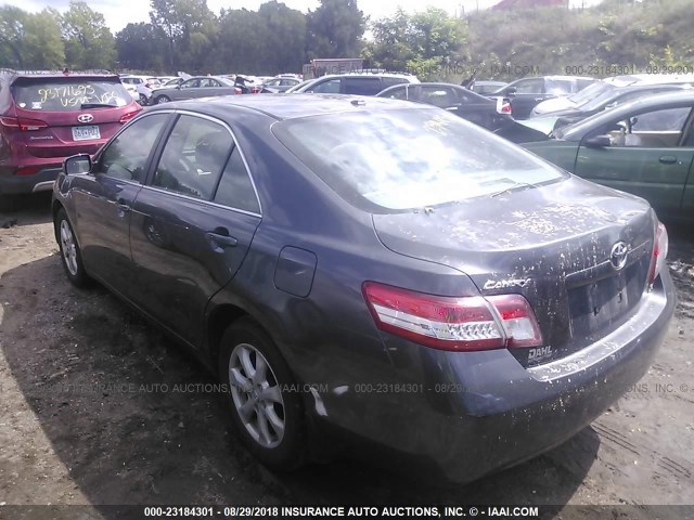 4T4BF3EK6BR180813 - 2011 TOYOTA CAMRY SE/LE/XLE 灰色 照片 3
