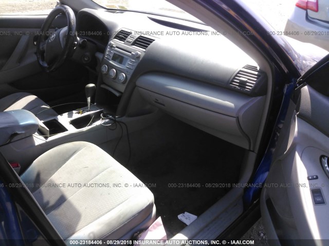 4T1BF3EK8BU640810 - 2011 TOYOTA CAMRY SE/LE/XLE ლურჯი ფოტო 5