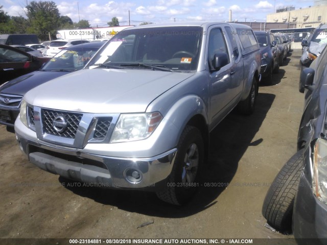 1N6AD0CW3BC426630 - 2011 NISSAN FRONTIER SV/PRO-4X SILVER photo 2