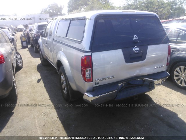 1N6AD0CW3BC426630 - 2011 NISSAN FRONTIER SV/PRO-4X SILVER photo 3