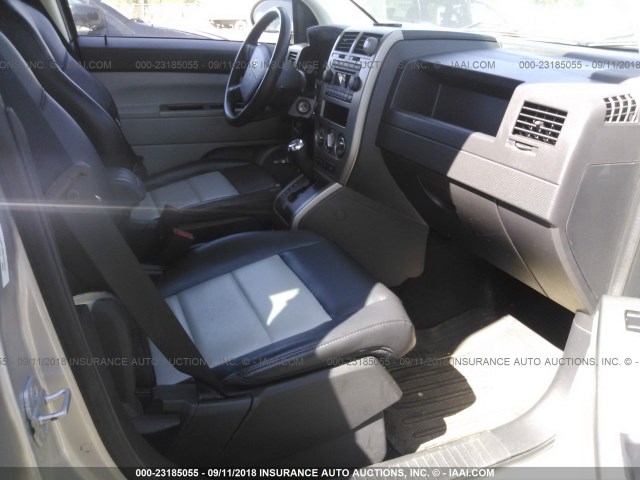 1J8FF57WX7D155912 - 2007 JEEP COMPASS LIMITED SILVER photo 5