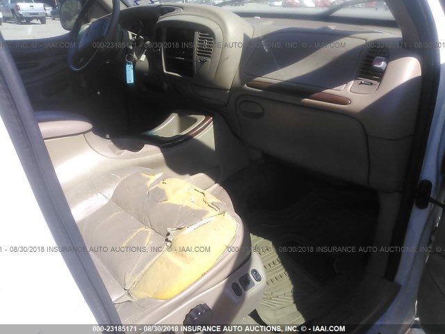5LMRU27L6XLJ10060 - 1999 LINCOLN NAVIGATOR Ақ фото 5
