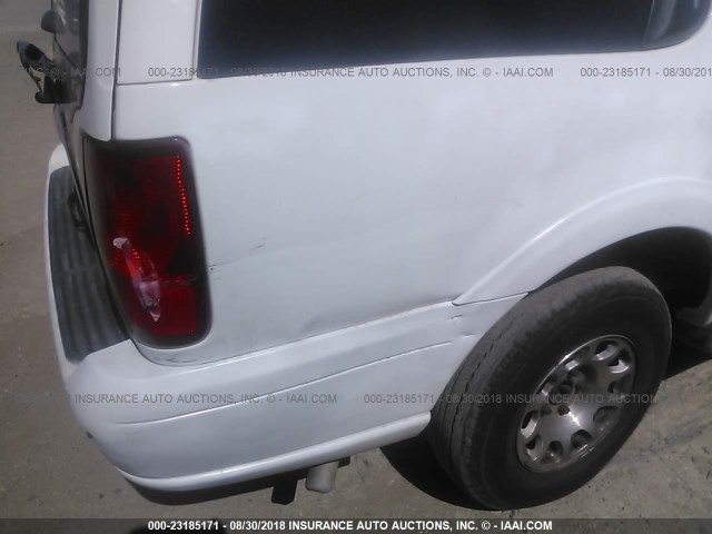 5LMRU27L6XLJ10060 - 1999 LINCOLN NAVIGATOR Ақ фото 6