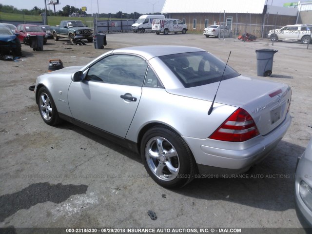 WDBKK47F6WF043069 - 1998 MERCEDES-BENZ SLK 230 KOMPRESSOR SILVER photo 3