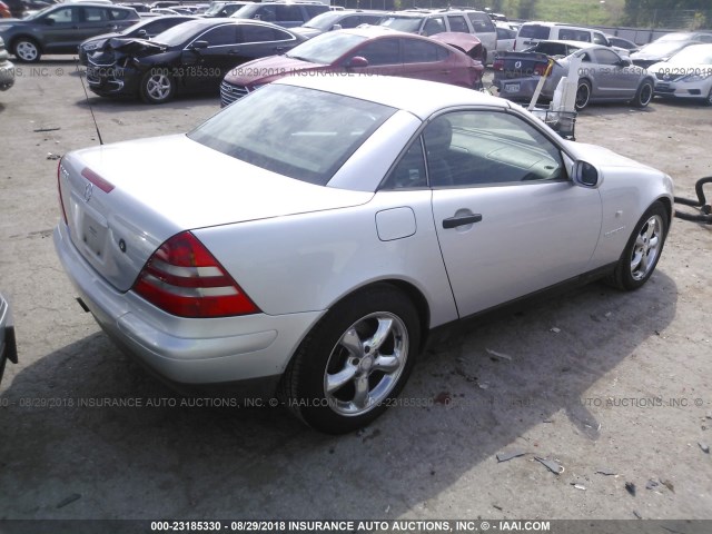 WDBKK47F6WF043069 - 1998 MERCEDES-BENZ SLK 230 KOMPRESSOR SILVER photo 4