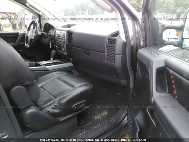 1N6AA0EC4BN301314 - 2011 NISSAN TITAN S/SV/SL/PRO-4X GRAY photo 5