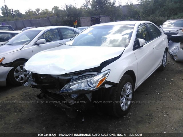 4T4BF1FK1FR497391 - 2015 TOYOTA CAMRY LE/XLE/SE/XSE WHITE photo 2