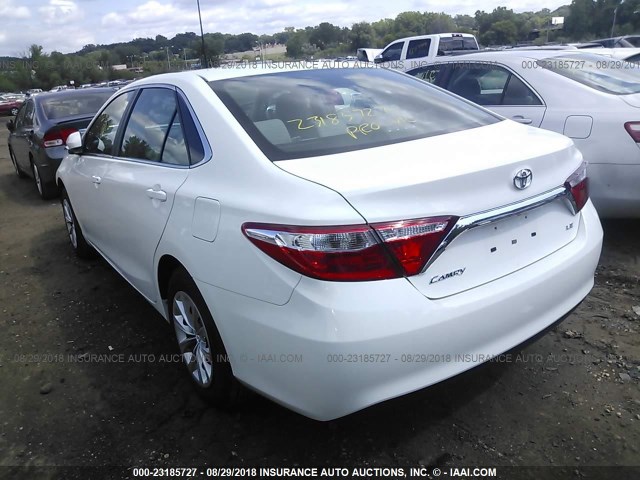 4T4BF1FK1FR497391 - 2015 TOYOTA CAMRY LE/XLE/SE/XSE WHITE photo 3