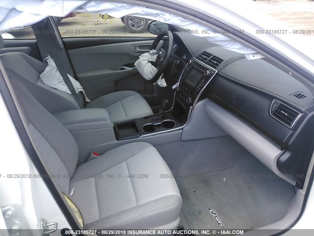 4T4BF1FK1FR497391 - 2015 TOYOTA CAMRY LE/XLE/SE/XSE 白色 照片 5