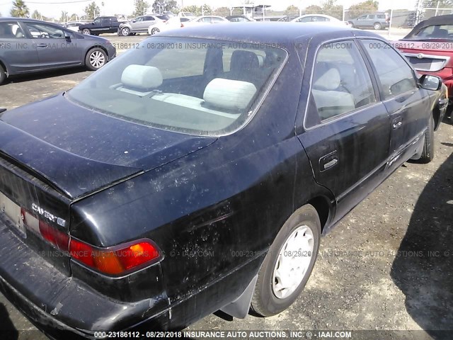 JT2BG22K0W0131672 - 1998 TOYOTA CAMRY CE/LE/XLE 黑色 照片 4