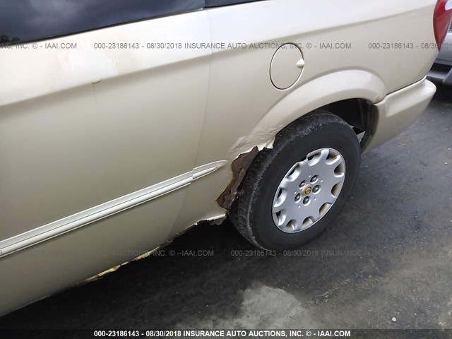 2C4GP44301R352489 - 2001 CHRYSLER TOWN & COUNTRY LX GOLD photo 6