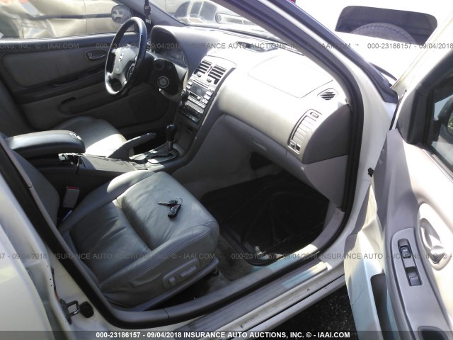 JN1DA31A82T317374 - 2002 NISSAN MAXIMA GLE/SE WHITE photo 5