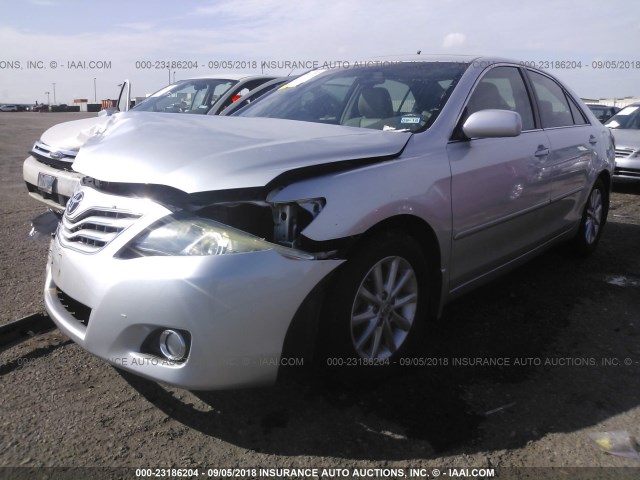 4T1BK3EKXBU125626 - 2011 TOYOTA CAMRY SE/LE/XLE ვერცხლისფერი ფოტო 2