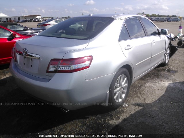 4T1BK3EKXBU125626 - 2011 TOYOTA CAMRY SE/LE/XLE ვერცხლისფერი ფოტო 4