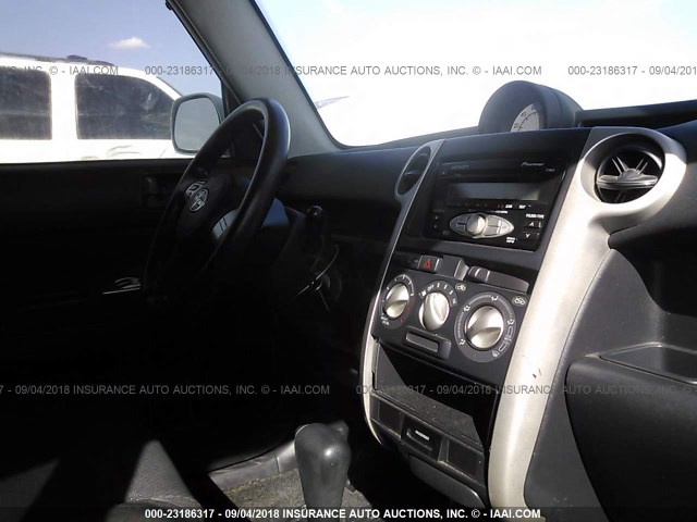 JTLKT324464088364 - 2006 TOYOTA SCION XB Weiß Foto 5