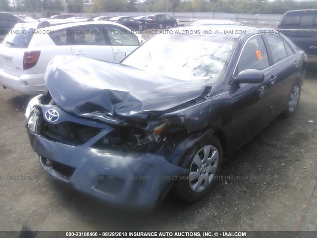 4T1BF3EK2BU747089 - 2011 TOYOTA CAMRY SE/LE/XLE GRAY photo 2