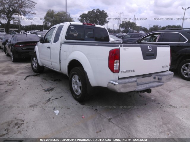 1N6AD06W66C449837 - 2006 NISSAN FRONTIER KING CAB LE/SE/OFF ROAD WHITE photo 3