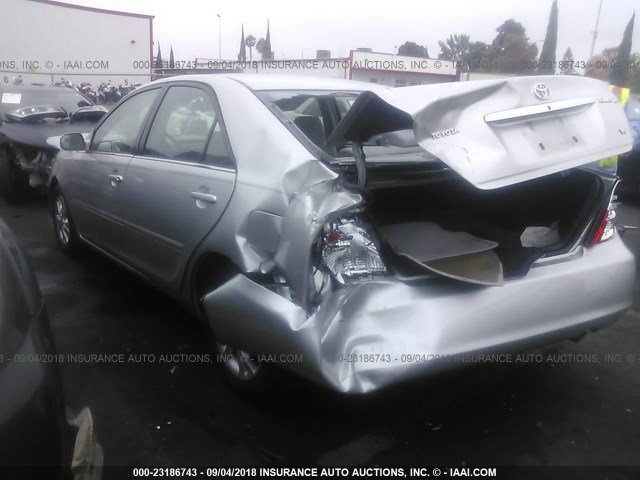 4T1BF32KX4U580326 - 2004 TOYOTA CAMRY LE/XLE/SE 银色 照片 3
