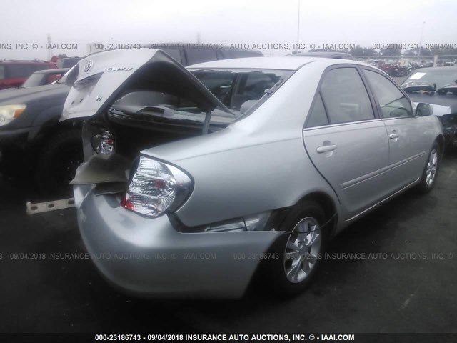 4T1BF32KX4U580326 - 2004 TOYOTA CAMRY LE/XLE/SE 银色 照片 4