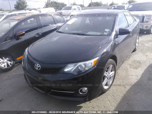 4T1BF1FK1DU212910 - 2013 TOYOTA CAMRY L/SE/LE/XLE Qara foto 2