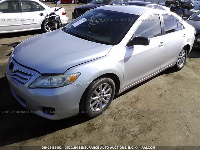 4T4BF3EK7AR077480 - 2010 TOYOTA CAMRY SE/LE/XLE SILVER photo 2