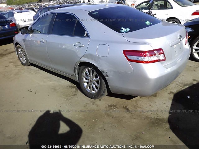 4T4BF3EK7AR077480 - 2010 TOYOTA CAMRY SE/LE/XLE SILVER photo 3