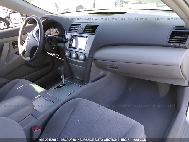 4T4BF3EK7AR077480 - 2010 TOYOTA CAMRY SE/LE/XLE SILVER photo 5