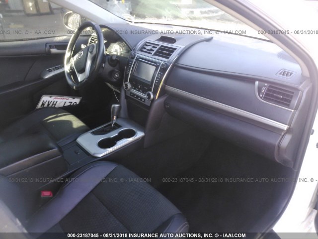 4T1BF1FK4DU640390 - 2013 TOYOTA CAMRY L/SE/LE/XLE თეთრი ფოტო 5