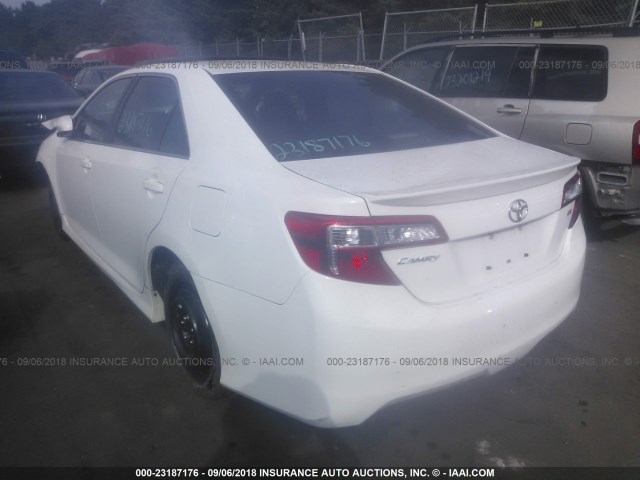 4T1BF1FK2EU315402 - 2014 TOYOTA CAMRY L/SE/LE/XLE 白色 照片 3