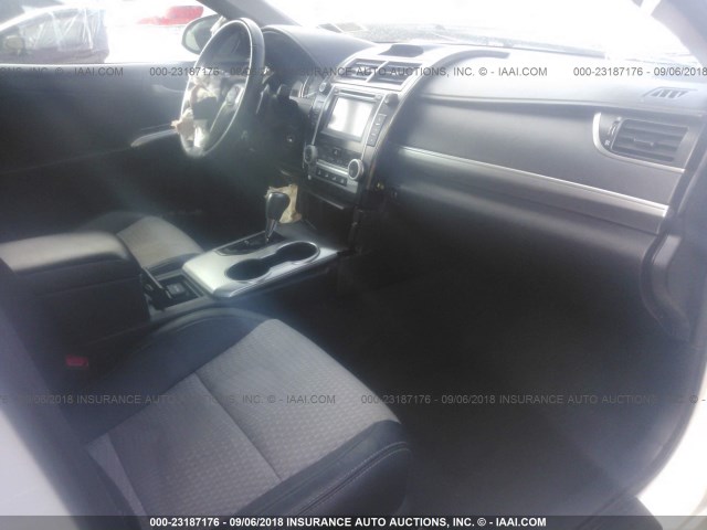 4T1BF1FK2EU315402 - 2014 TOYOTA CAMRY L/SE/LE/XLE 白色 照片 5
