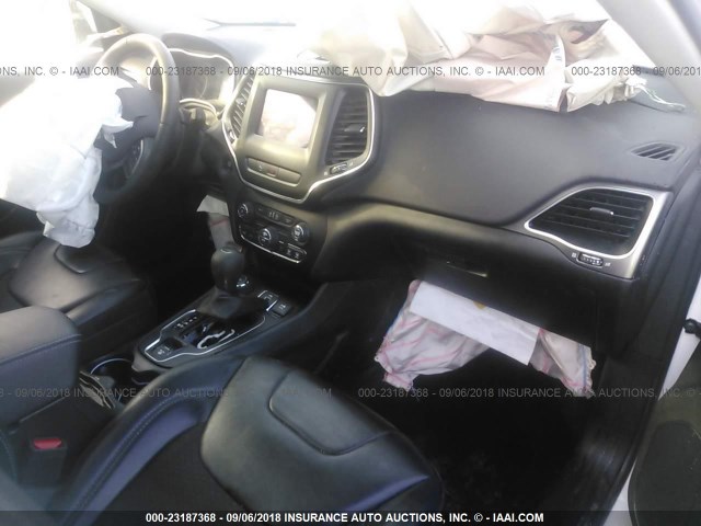 1C4PJMLB0KD118576 - 2019 JEEP CHEROKEE LATITUDE PLUS WHITE photo 5