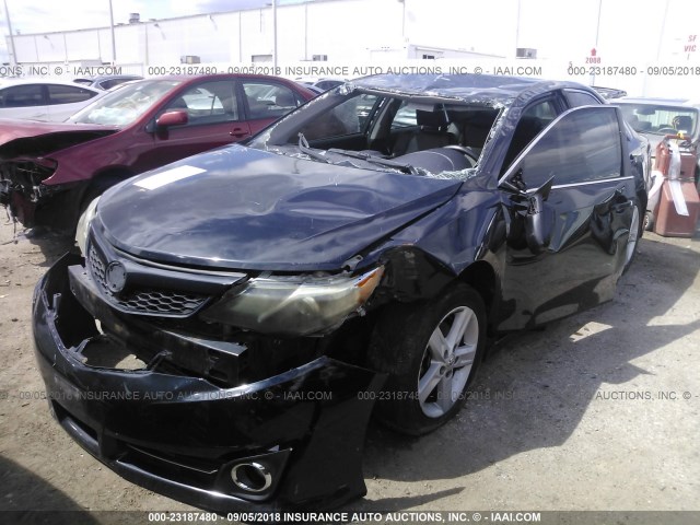 4T1BF1FK0CU614660 - 2012 TOYOTA CAMRY SE/LE/XLE BLACK photo 2