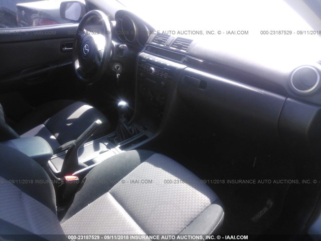 JM1BK12F261462850 - 2006 MAZDA 3 I GRAY photo 5