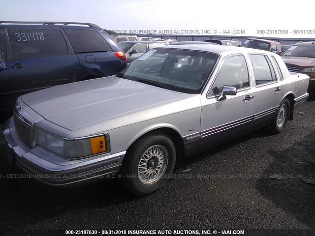 1LNLM83F0LY679415 - 1990 LINCOLN TOWN CAR CARTIER SILVER photo 2