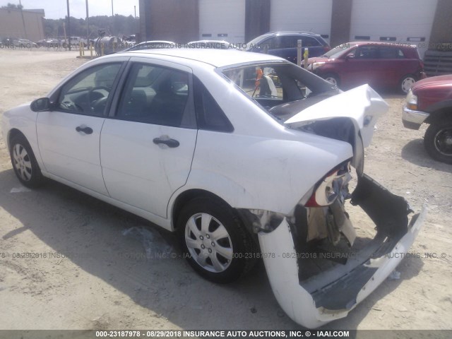 1FAFP34N27W226504 - 2007 FORD FOCUS ZX4/S/SE/SES WHITE photo 3