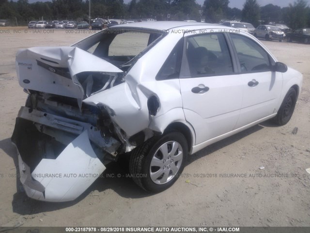 1FAFP34N27W226504 - 2007 FORD FOCUS ZX4/S/SE/SES WHITE photo 4