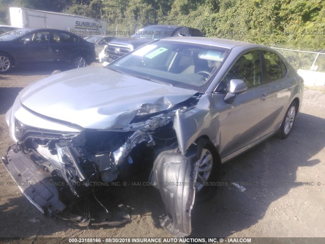 JTNB11HK2J3026984 - 2018 TOYOTA CAMRY L/LE/XLE/SE/XSE SILVER photo 2